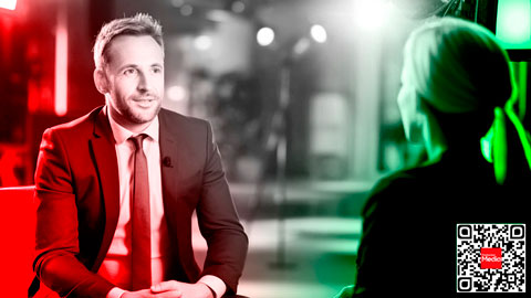 Dirigeant en session de media training sur un plateau TV dans notre agence à Paris avec un journaliste en activité.