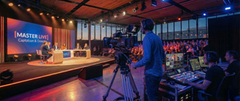 Régie vidéo et caméras professionnelles filmant un plateau TV en direct pour une conférence d'entreprise, illustrant l'offre de captation et diffusion live.