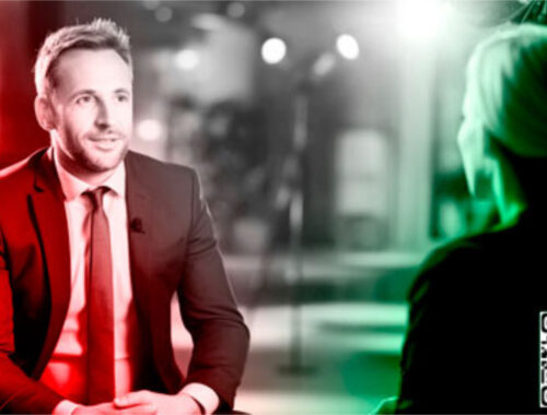 Dirigeant en session de media training sur un plateau TV dans notre agence à Paris avec un journaliste en activité.