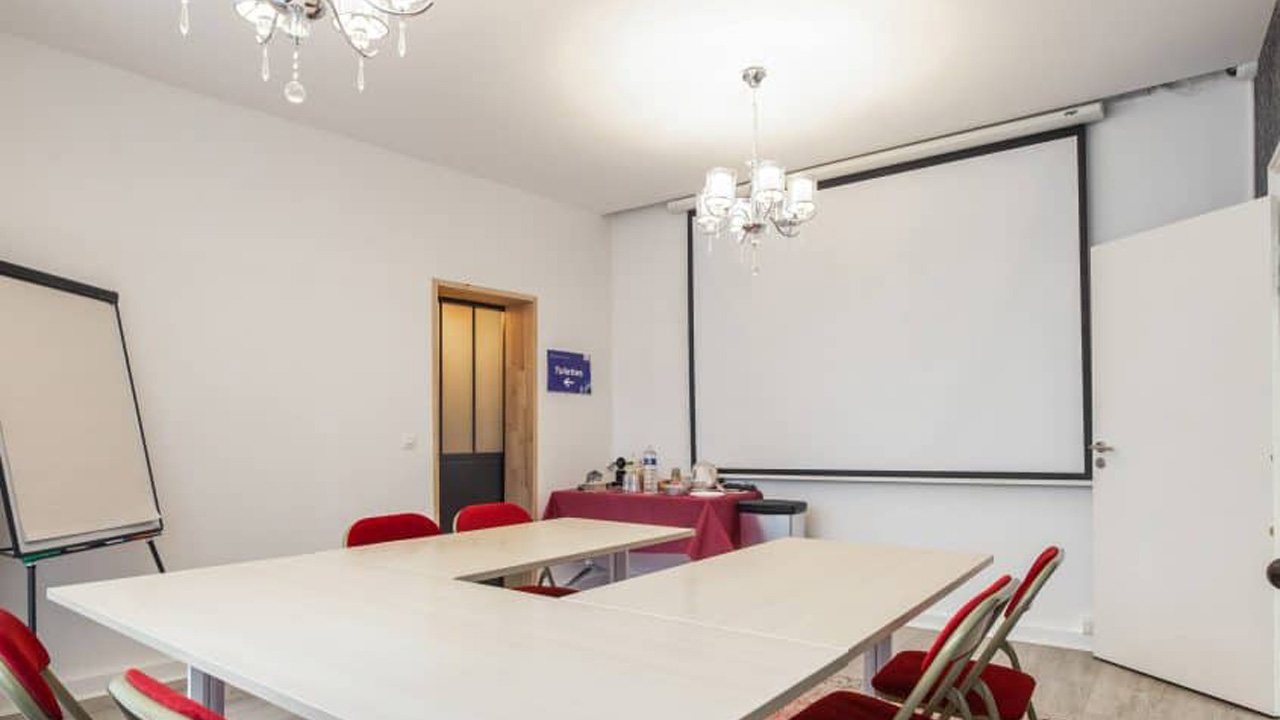 Espace lounge et plateau confidentiel insonorisé pour le media training des dirigeants à Paris 11.
