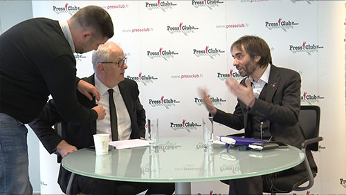 Préparation technique d’une interview autour d’une table ronde.