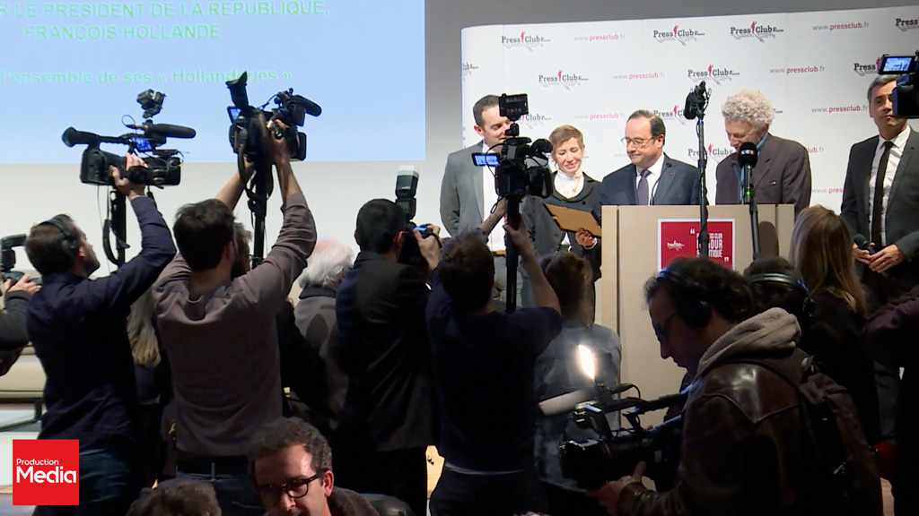 Journalistes, cadreurs et photographes couvrant une conférence de presse.